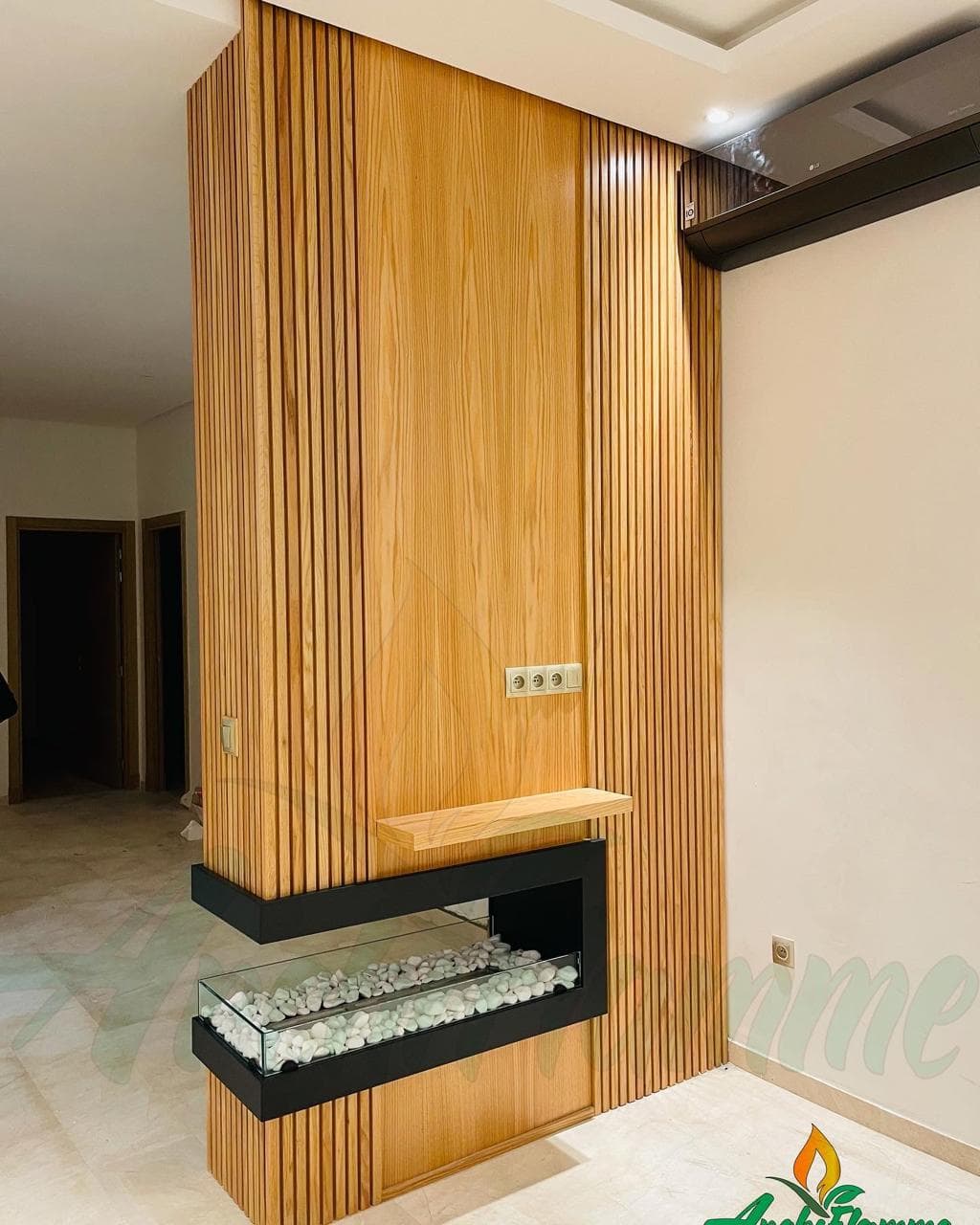 Cheminée en pierre à trois faces avec un design classique