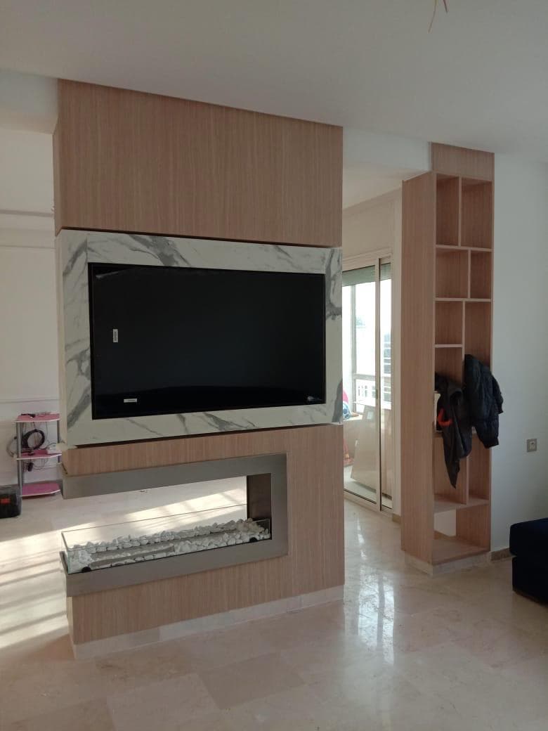 Cheminée élégante à trois faces avec une finition luxueuse