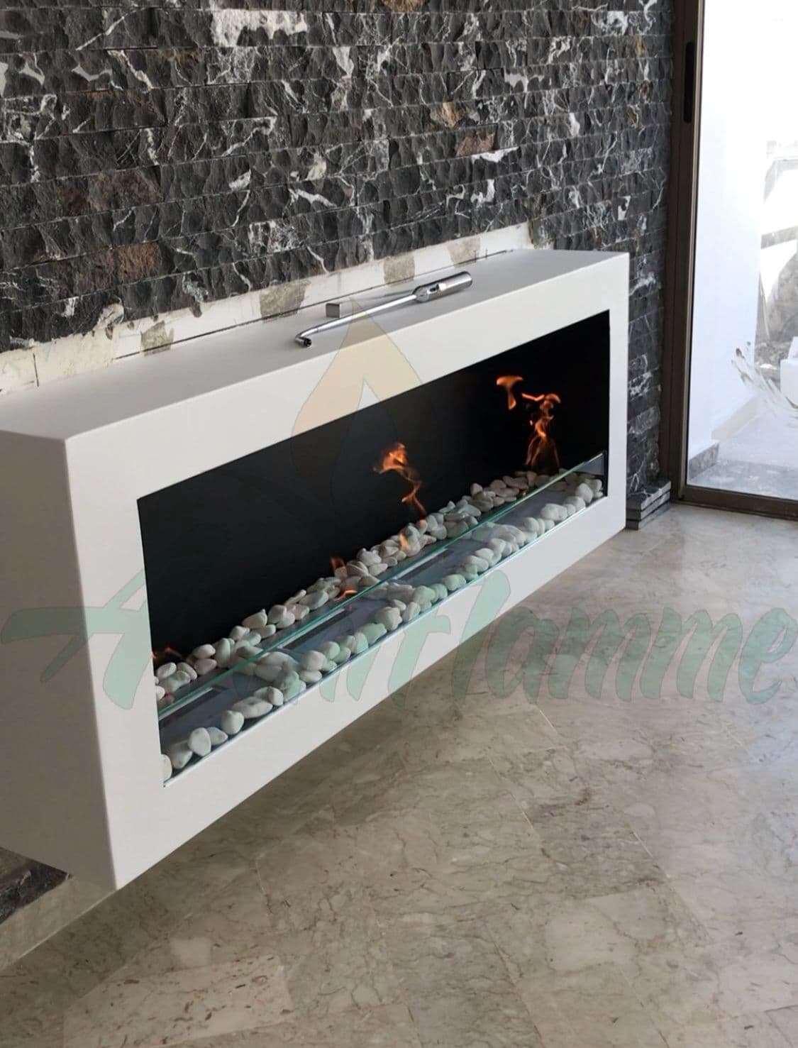 Cheminée murale élégante avec une finition luxueuse