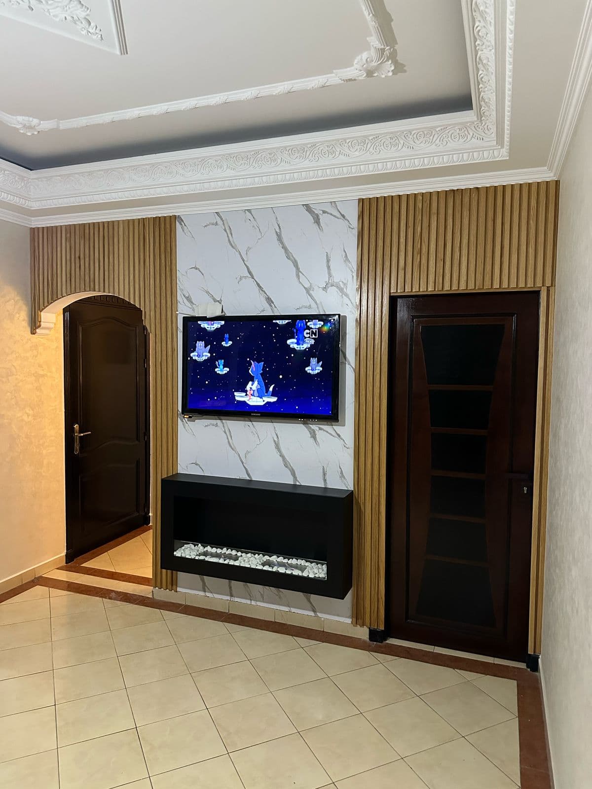 Cheminée murale élégante avec une finition luxueuse