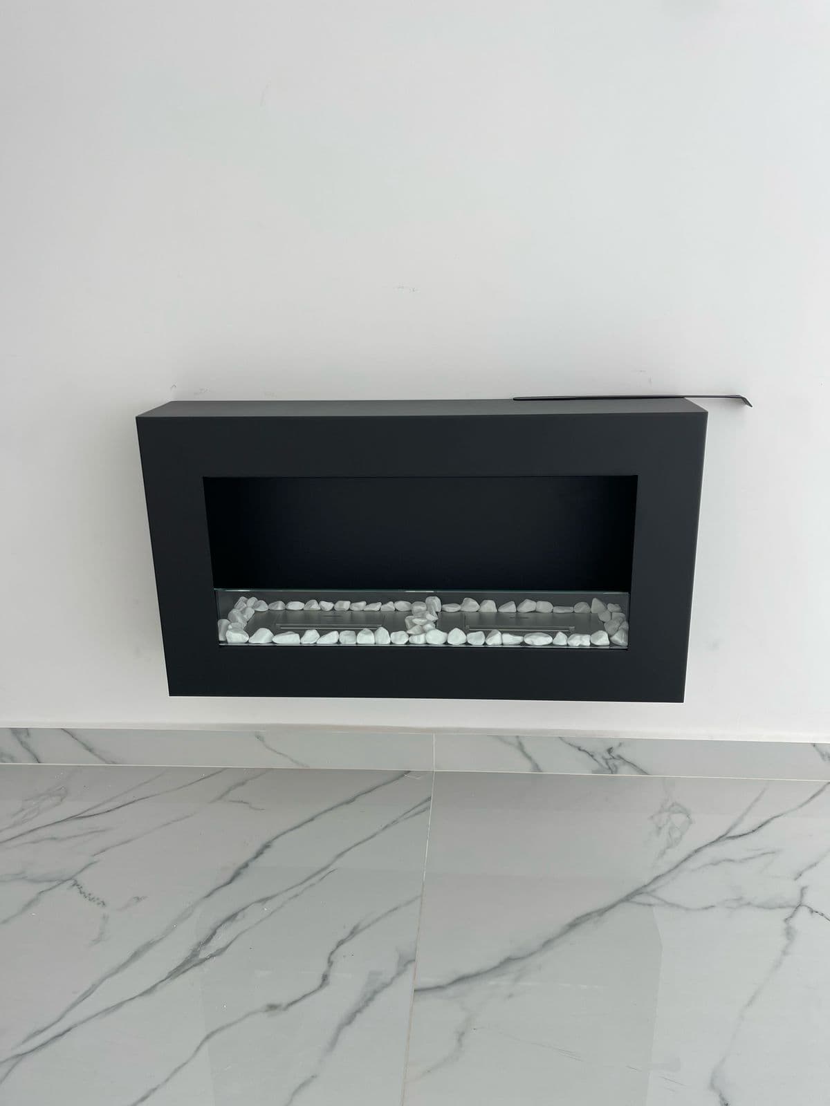 Cheminée murale élégante avec une finition luxueuse