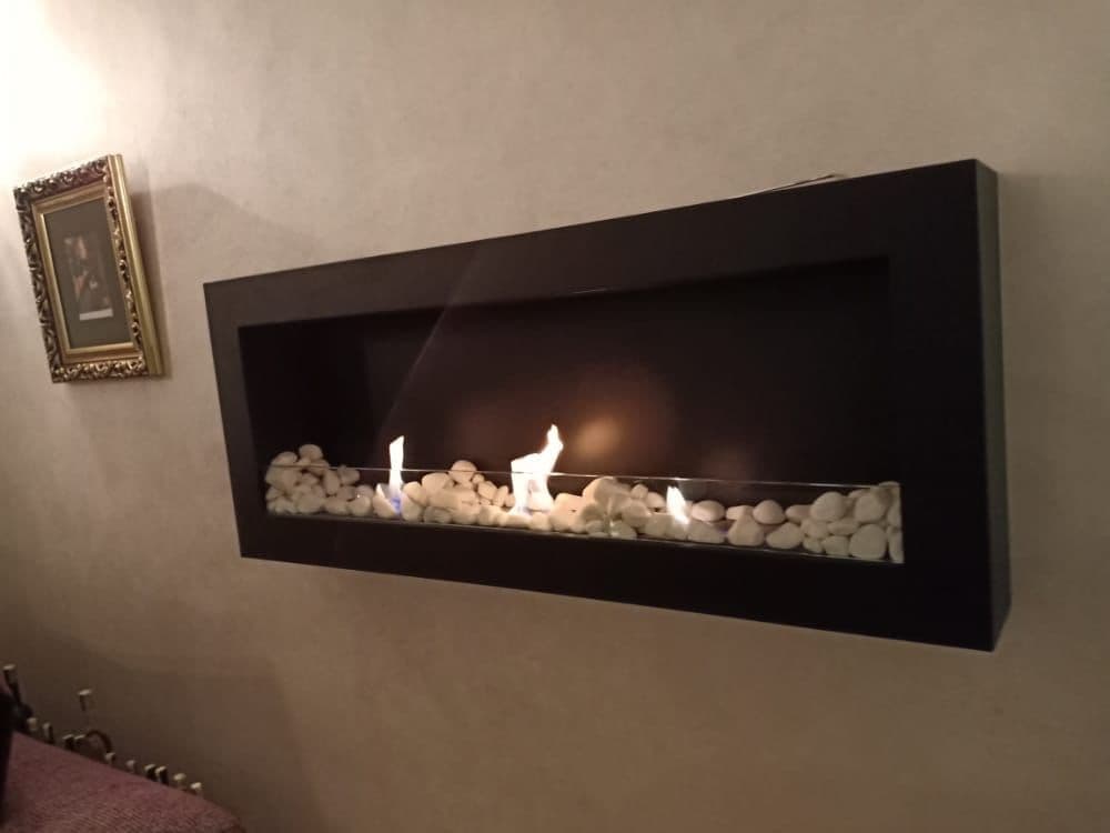 Cheminée murale élégante avec une finition luxueuse
