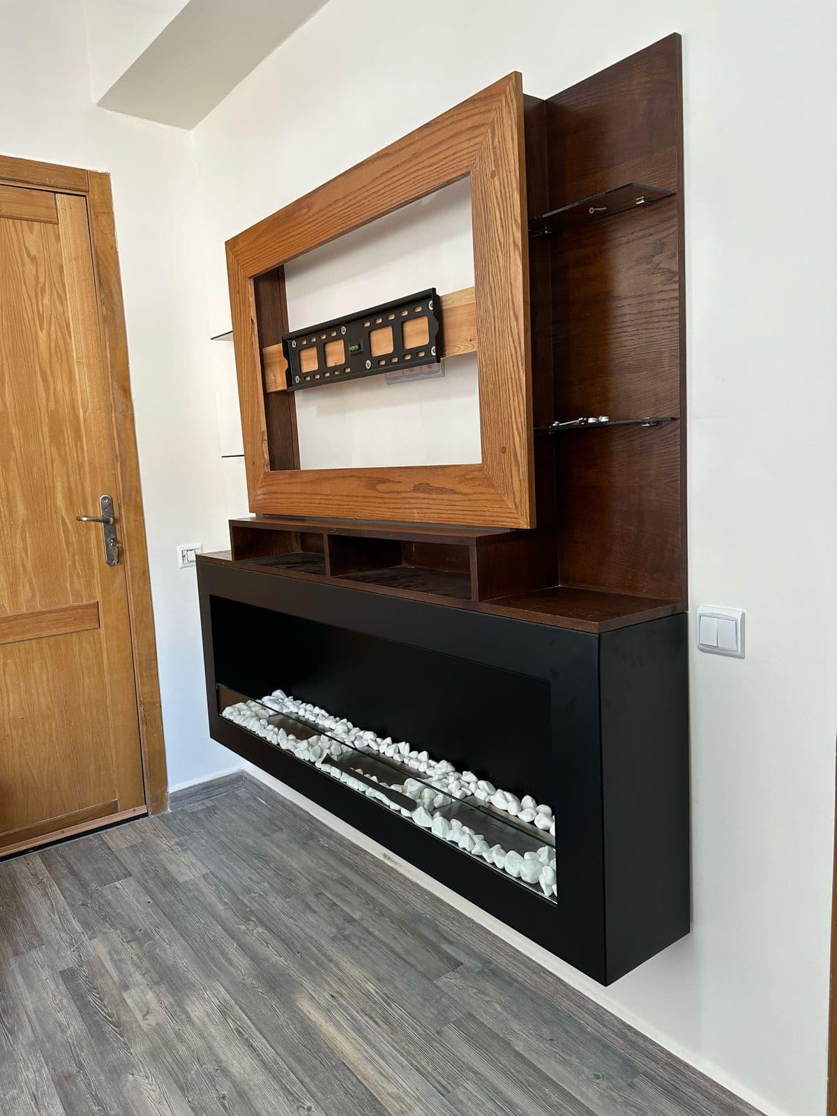 Cheminée murale élégante avec une finition luxueuse