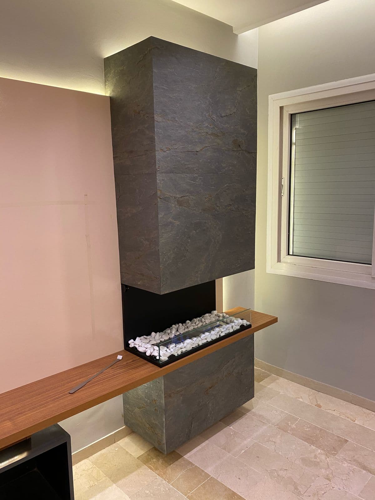 Cheminée de table élégante avec une finition luxueuse